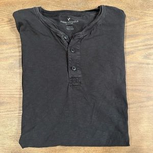Black American Eagle short sleeve. Size L.